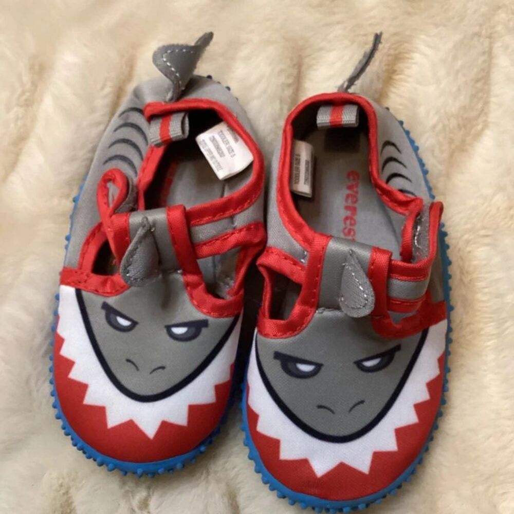 Everest Toddler sz 5 water shoes